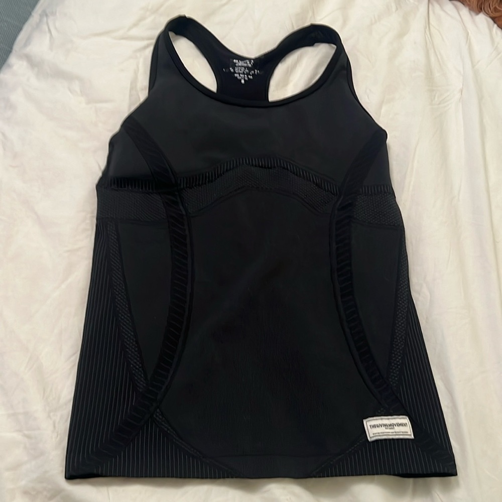The giving movement workout tank black
